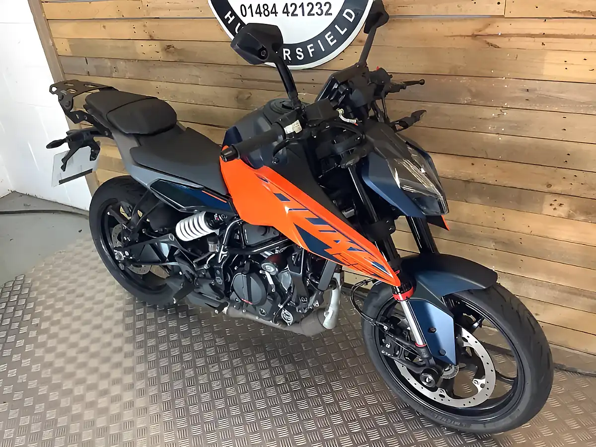 Used 2024 Ktm 125 Duke X-Ring Orange - Interior and Exterior details 5