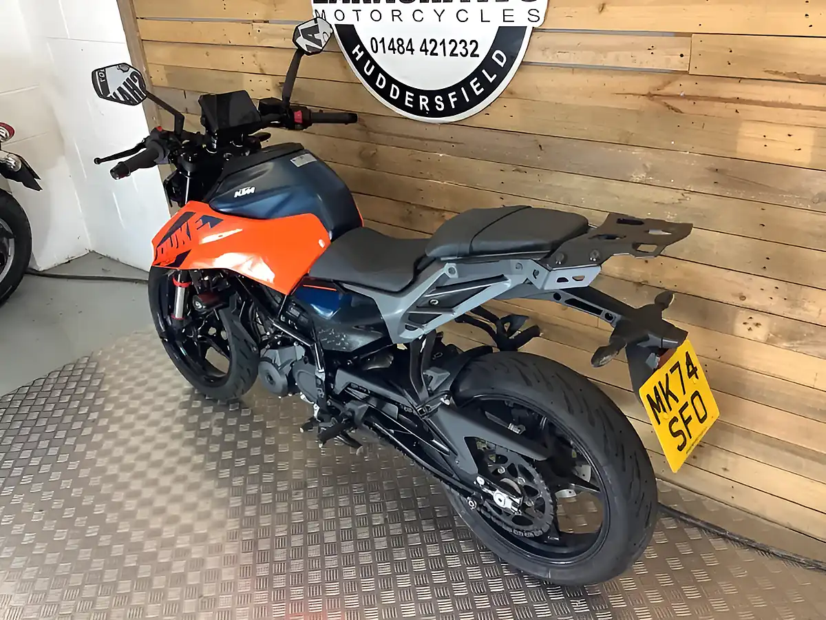 Used 2024 Ktm 125 Duke X-Ring Orange - Interior and Exterior details 6