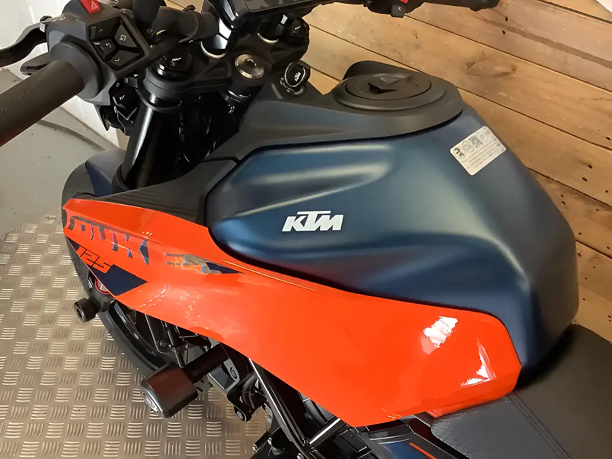 Used 2024 Ktm 125 Duke X-Ring Orange - Interior and Exterior details 9