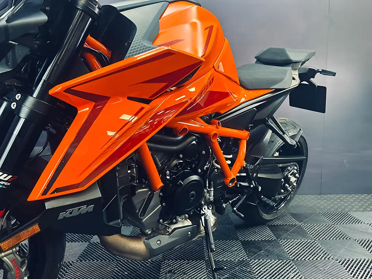 Used 2024 Ktm 1390 Super Duke R Orange - Interior and Exterior details 11