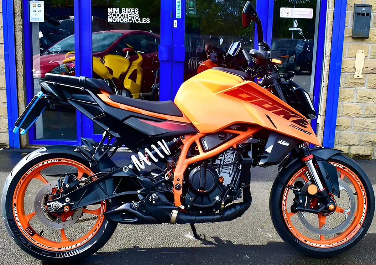 Used 2024 Ktm 390 Duke Naked Orange - Interior and Exterior details 5