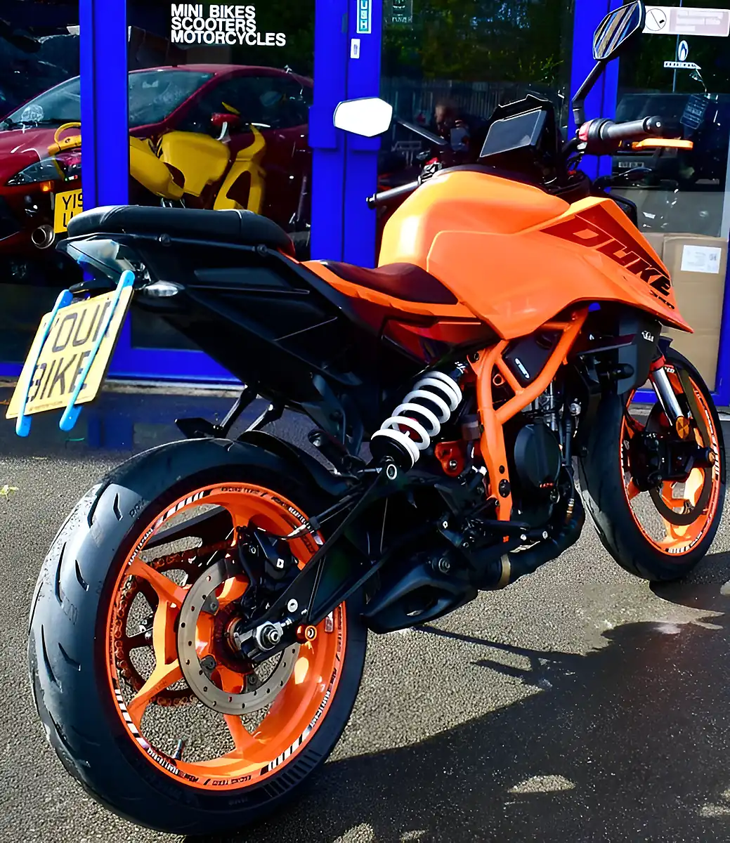 Used 2024 Ktm 390 Duke Naked Orange - Interior and Exterior details 6