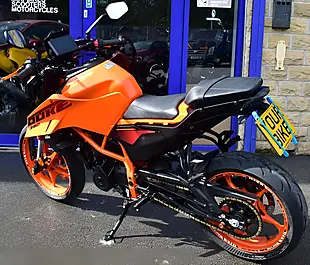 Used 2024 Ktm 390 Duke Naked Orange - Interior and Exterior details 9