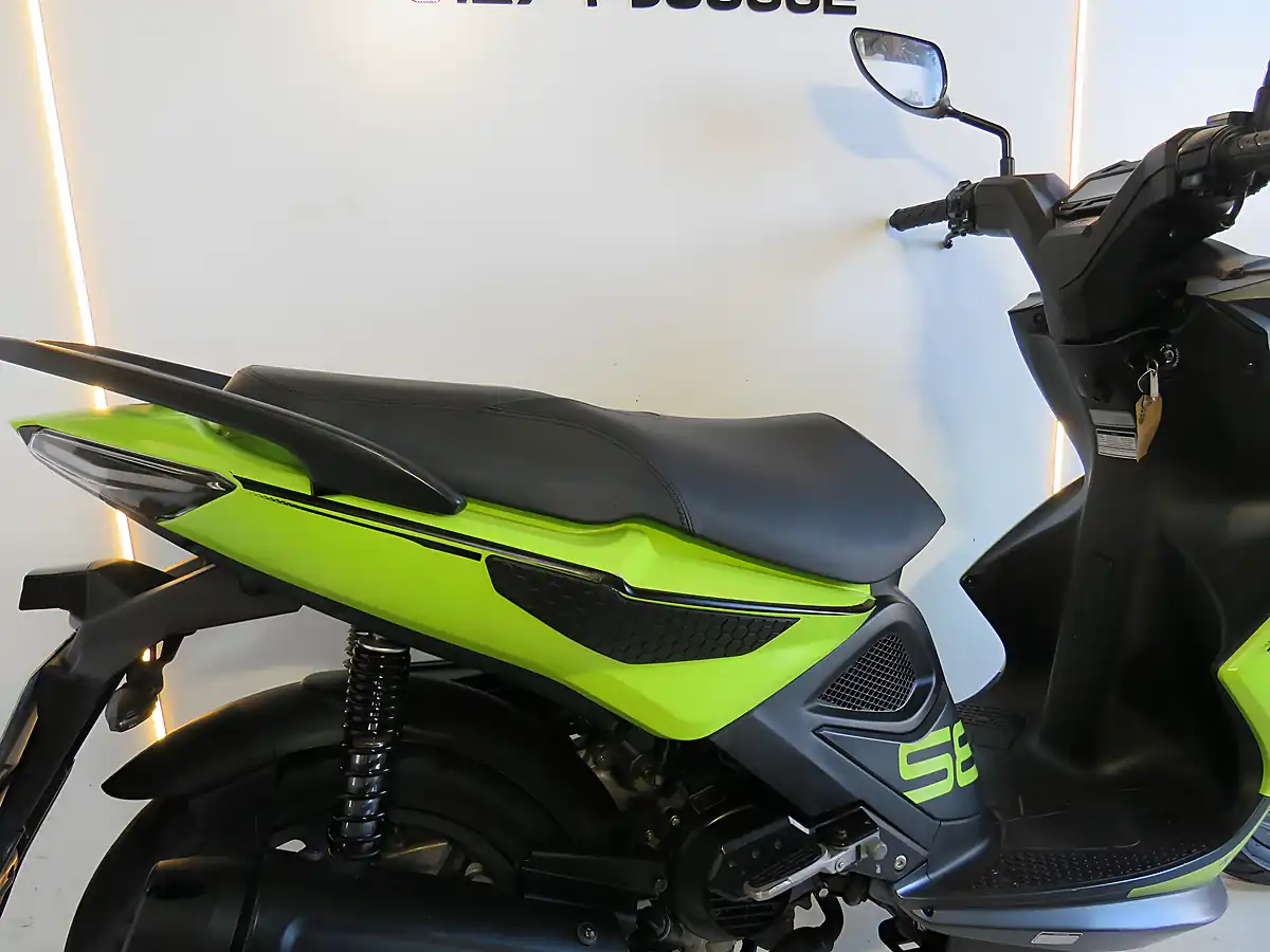 Used 2024 Kymco Super 8 Green - Interior and Exterior details 7