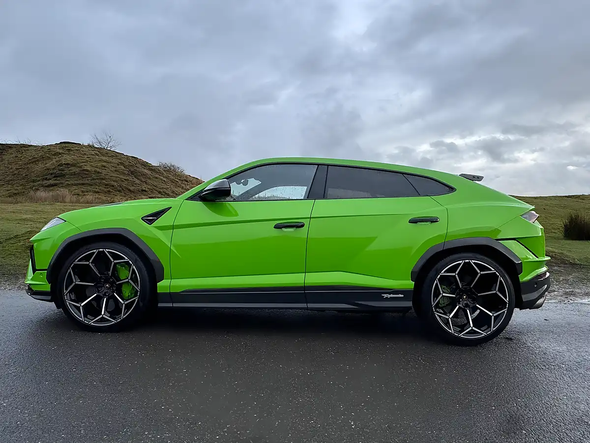 Used 2024 Lamborghini Urus Performante Green - Interior and Exterior details 5