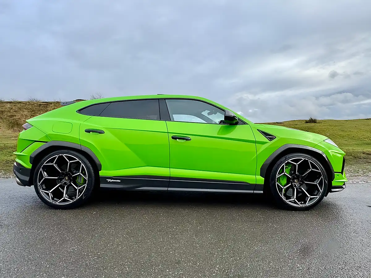 Used 2024 Lamborghini Urus Performante Green - Interior and Exterior details 8