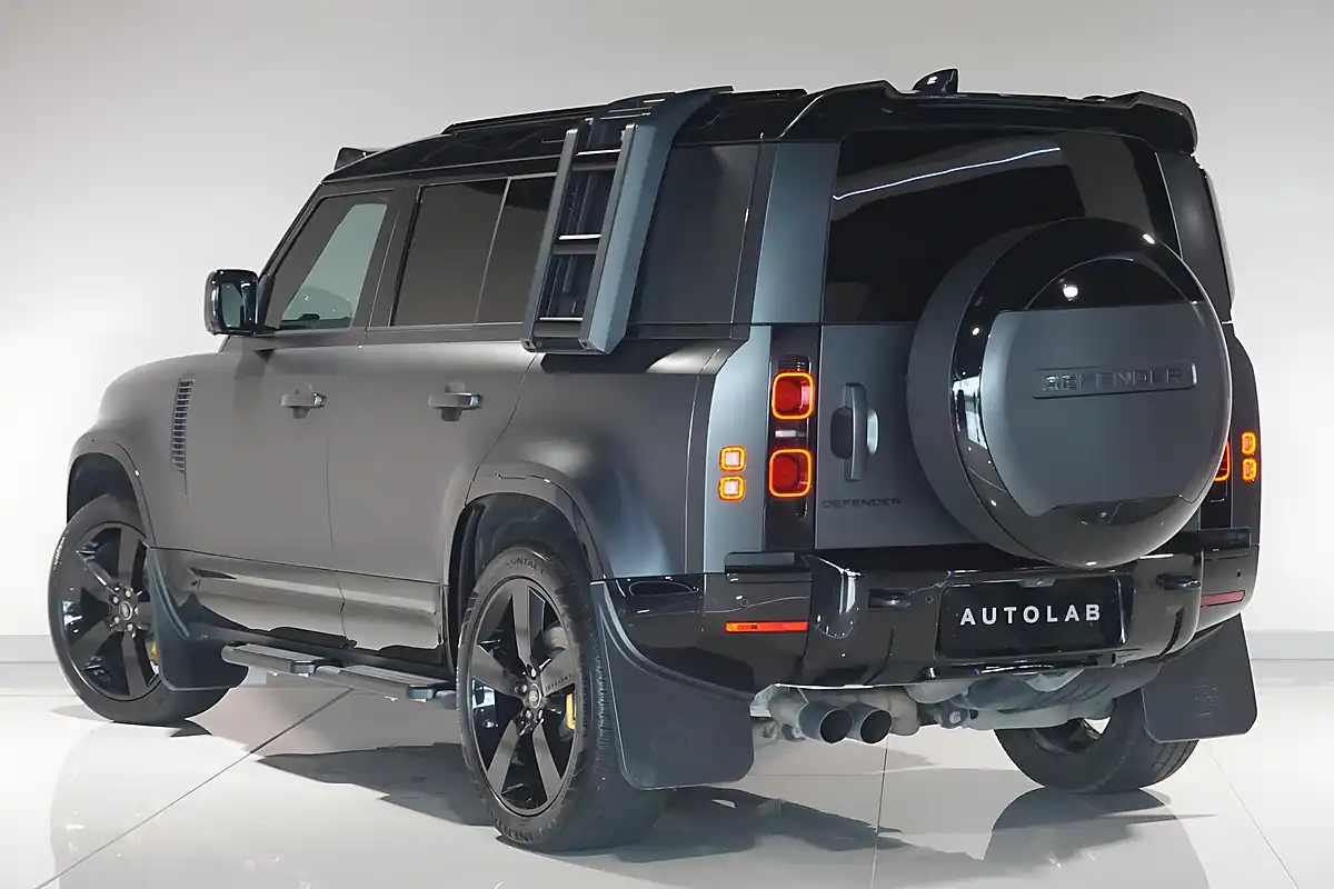 Used 2024 Land Rover Defender 110 X-Dynamic Hse Carpathian Grey - Interior and Exterior details 4