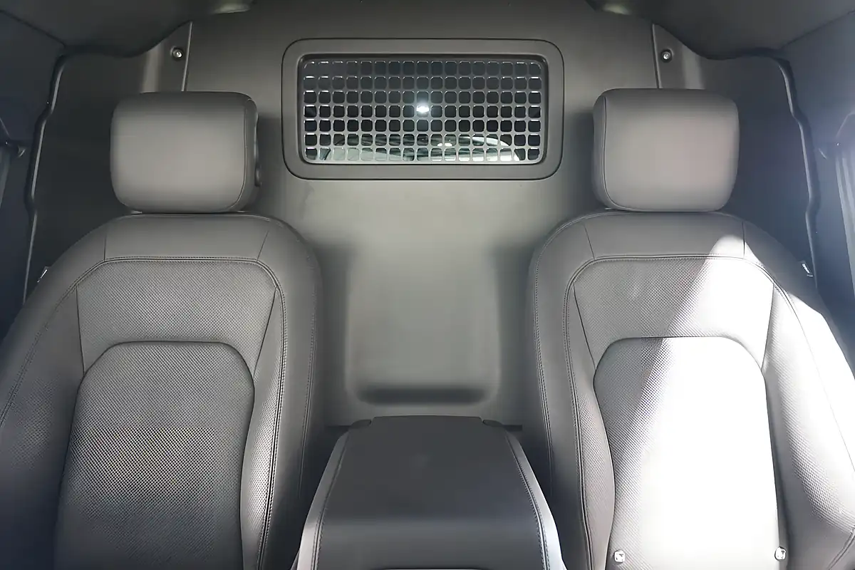 Used 2024 Land Rover Defender 110 X-Dynamic Hse Carpathian Grey - Interior and Exterior details 7