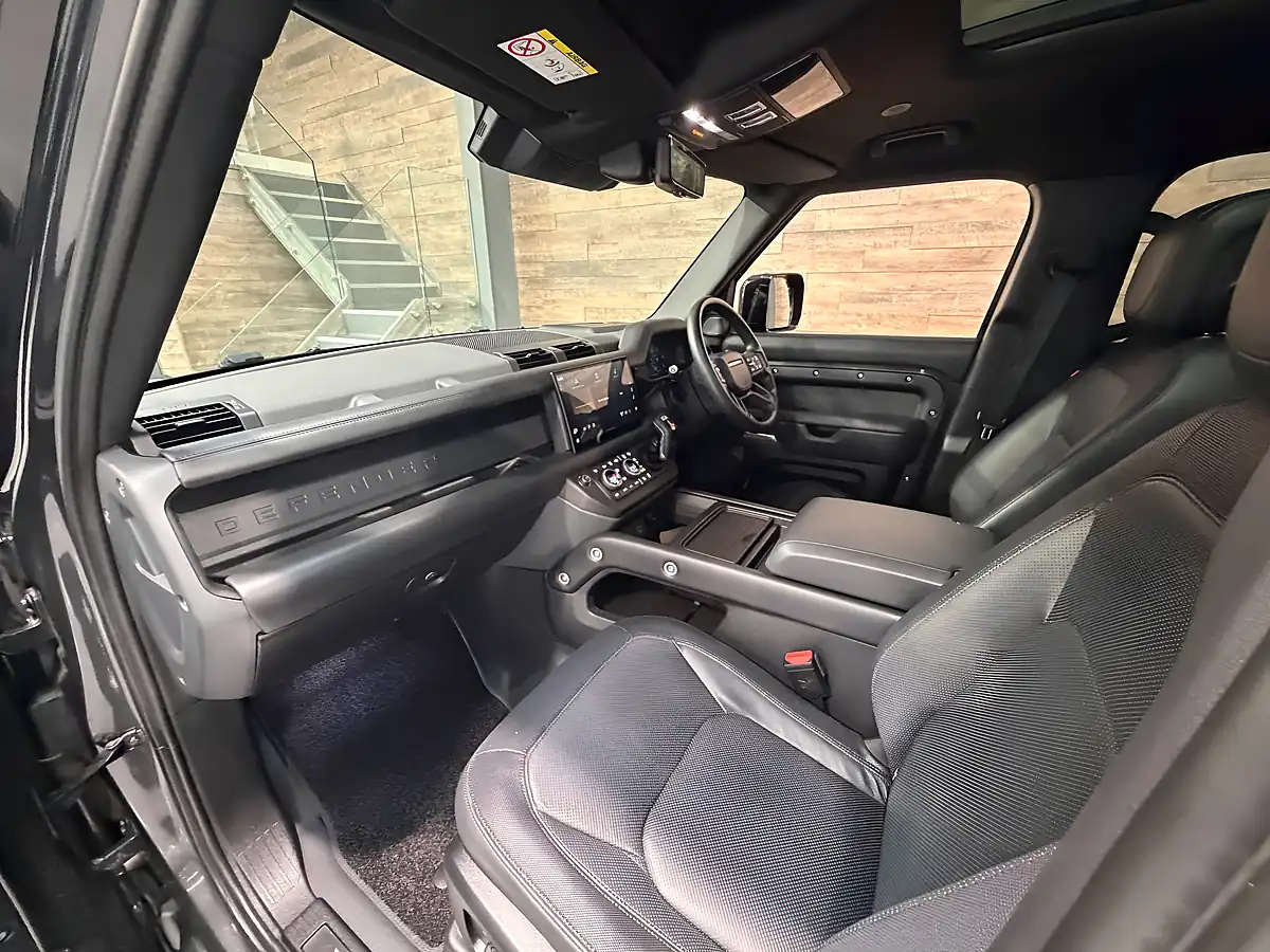 Used 2024 Land Rover Defender 110 X-Dynamic Hse Carpathian Grey - Interior and Exterior details 9