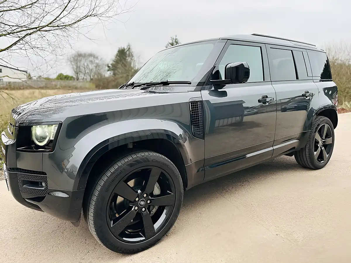 Used 2024 Land Rover Defender 110 X-Dynamic Hse Grey - Interior and Exterior details 9
