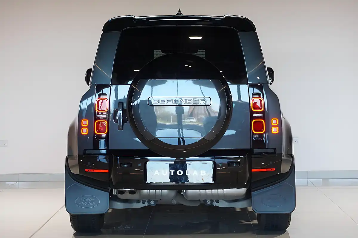 Used 2024 Land Rover Defender 110 X-Dynamic Hse Hard Top Carpathian Grey - Interior and Exterior details 6