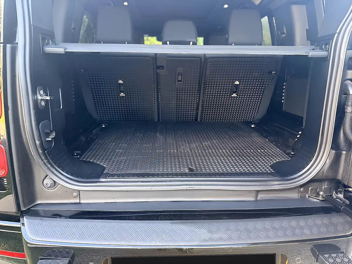 Used 2024 Land Rover Defender 110 X-Dynamic Hse Santorini Black - Interior and Exterior details 16