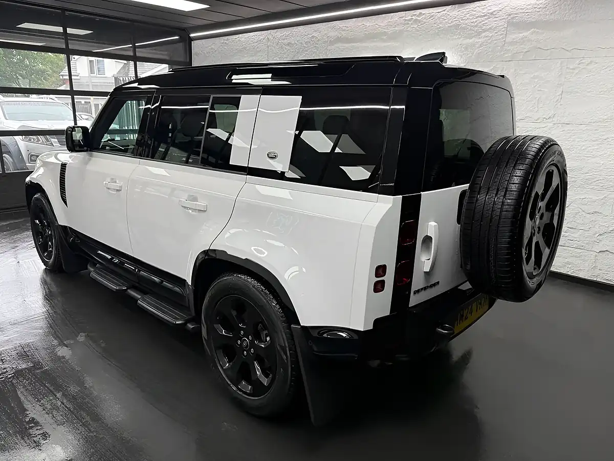 Used 2024 Land Rover Defender 110 X-Dynamic Hse White - Interior and Exterior details 4