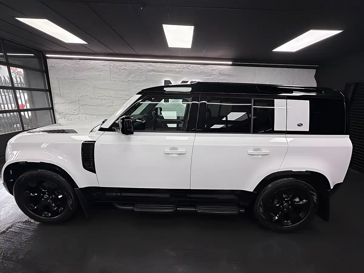 Used 2024 Land Rover Defender 110 X-Dynamic Hse White - Interior and Exterior details 7