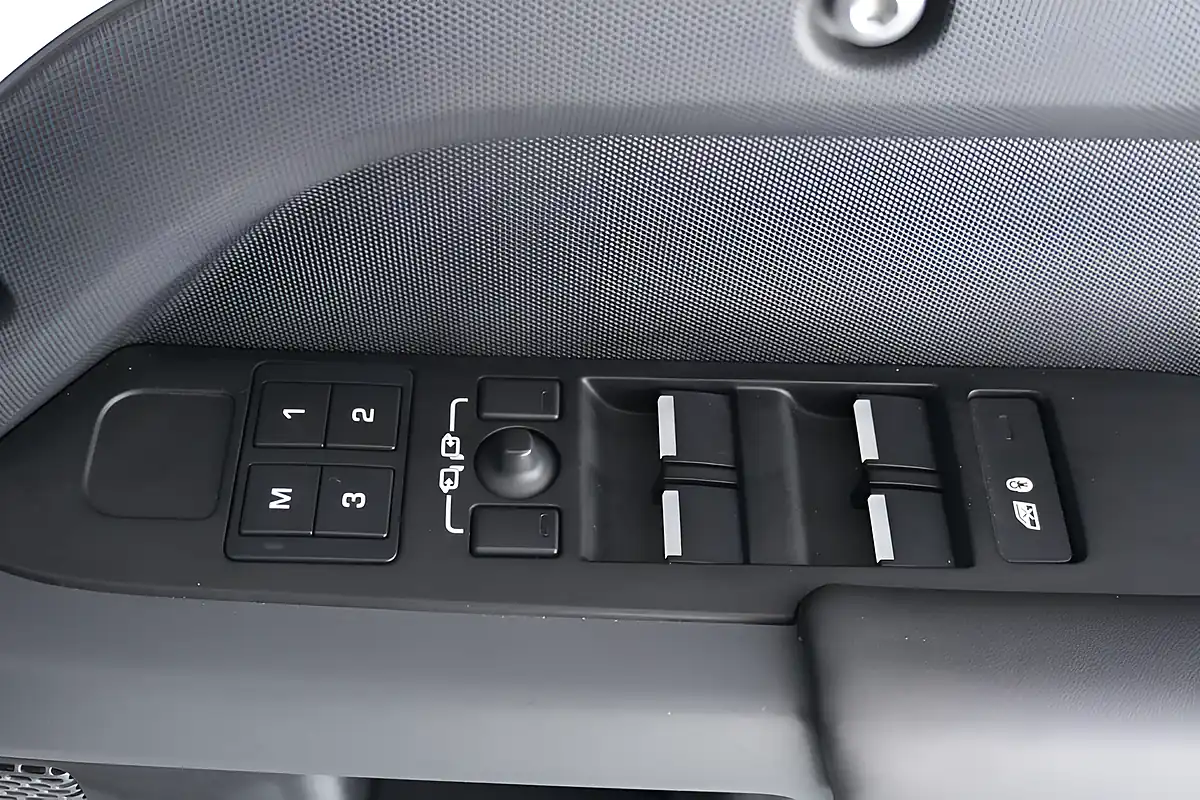 Used 2024 Land Rover Defender 110 X-Dynamic Hse White - Interior and Exterior details 13