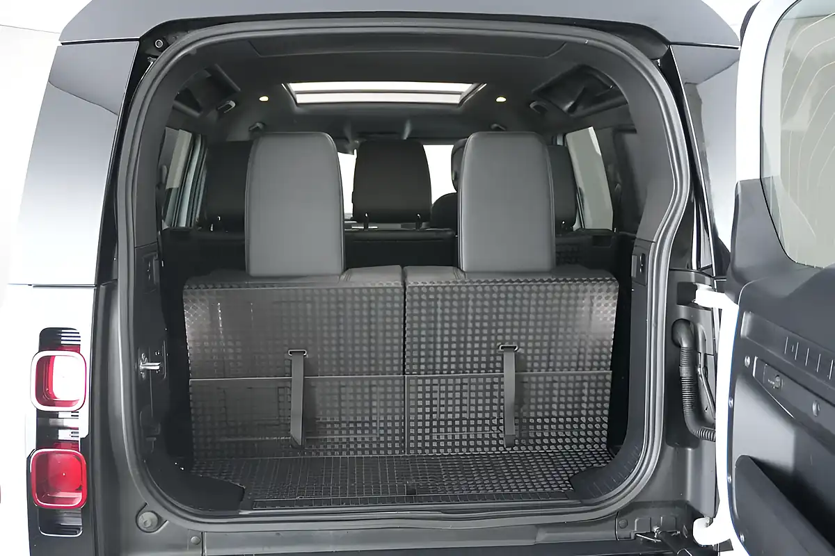 Used 2024 Land Rover Defender 110 X-Dynamic Hse White - Interior and Exterior details 20