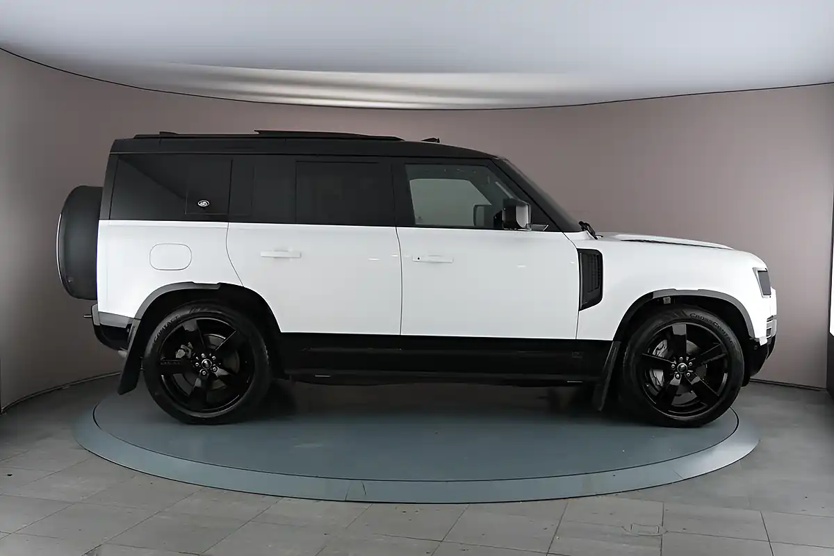 Used 2024 Land Rover Defender 110 X-Dynamic Hse White - Interior and Exterior details 7