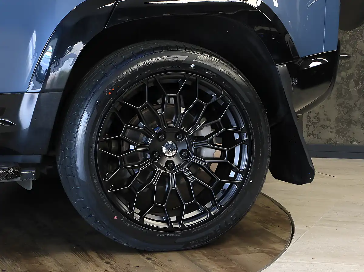 Used 2024 Land Rover Defender 110 X-Dynamic Se Blue - Interior and Exterior details 11