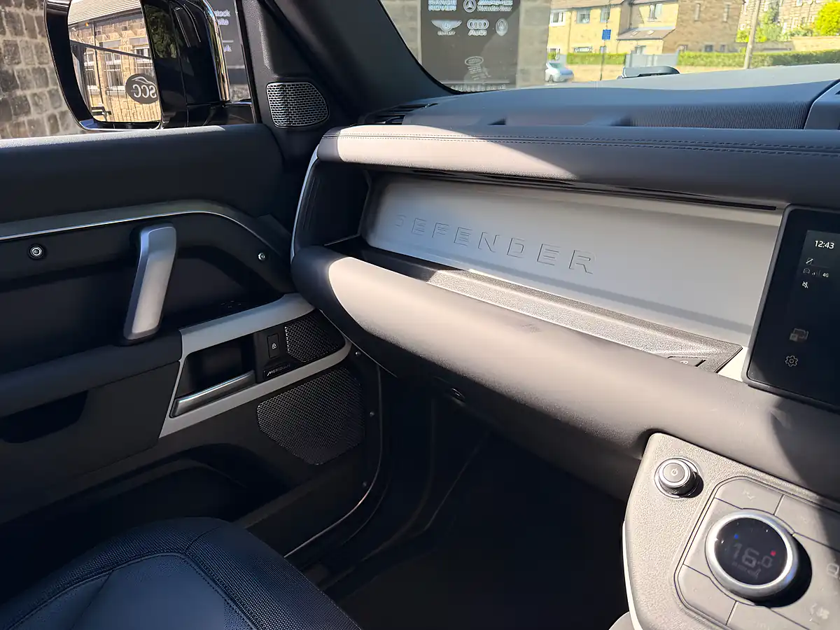 Used 2024 Land Rover Defender 110 X-Dynamic Se Eiger Grey - Interior and Exterior details 17