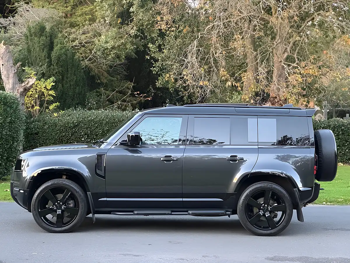 Used 2024 Land Rover Defender 110 X-Dynamic Se Grey - Interior and Exterior details 8