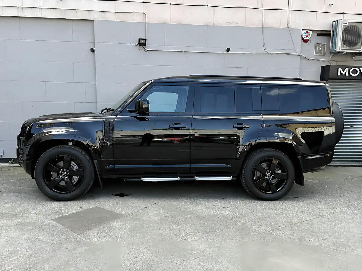 Used 2024 Land Rover Defender 130 X-Dynamic Hse Black - Interior and Exterior details 6