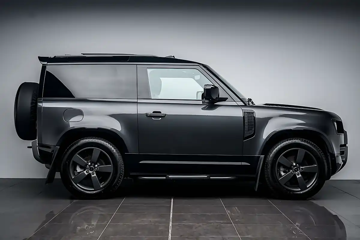 Used 2024 Land Rover Defender 90 X-Dynamic Hse Carpathian Grey - Interior and Exterior details 10