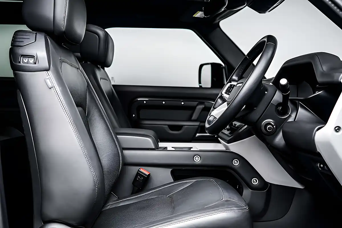 Used 2024 Land Rover Defender 90 X-Dynamic Hse Carpathian Grey - Interior and Exterior details 4