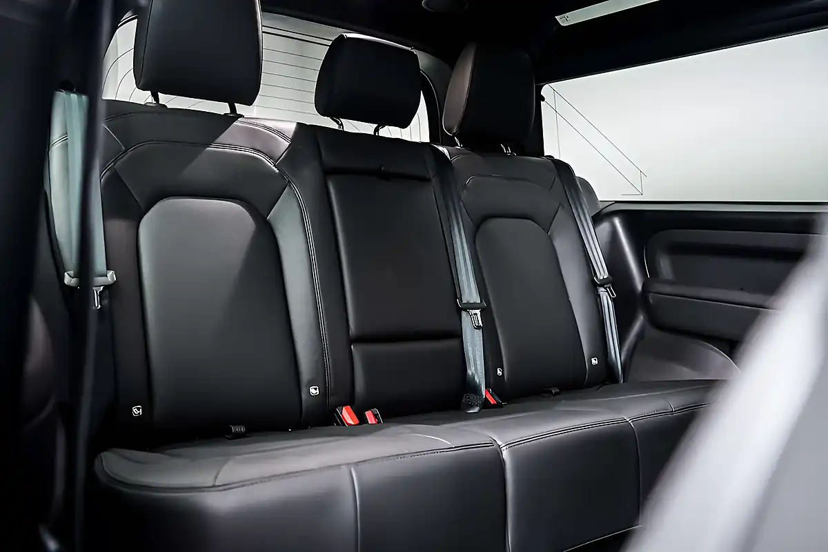 Used 2024 Land Rover Defender 90 X-Dynamic Hse Carpathian Grey - Interior and Exterior details 6