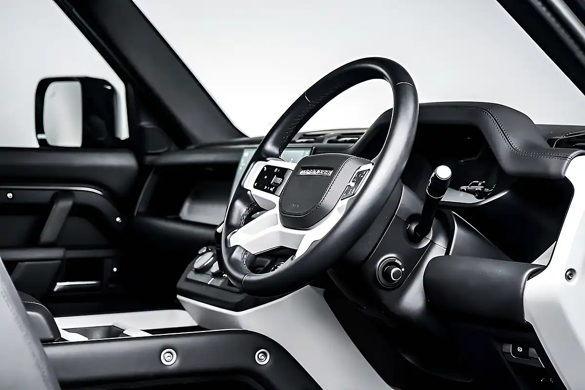 Used 2024 Land Rover Defender 90 X-Dynamic Hse Carpathian Grey - Interior and Exterior details 7