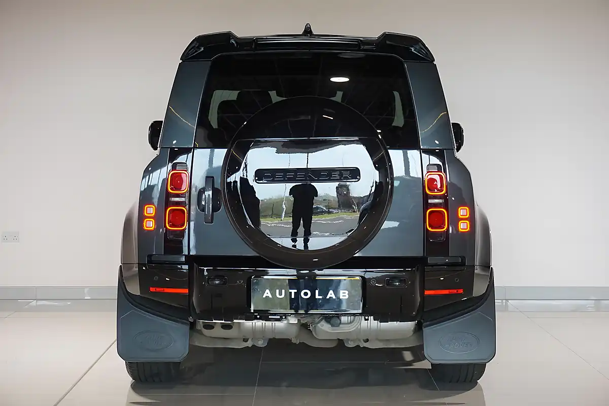 Used 2024 Land Rover Defender 90 X-Dynamic Hse Hard Top Carpathian Grey - Interior and Exterior details 6