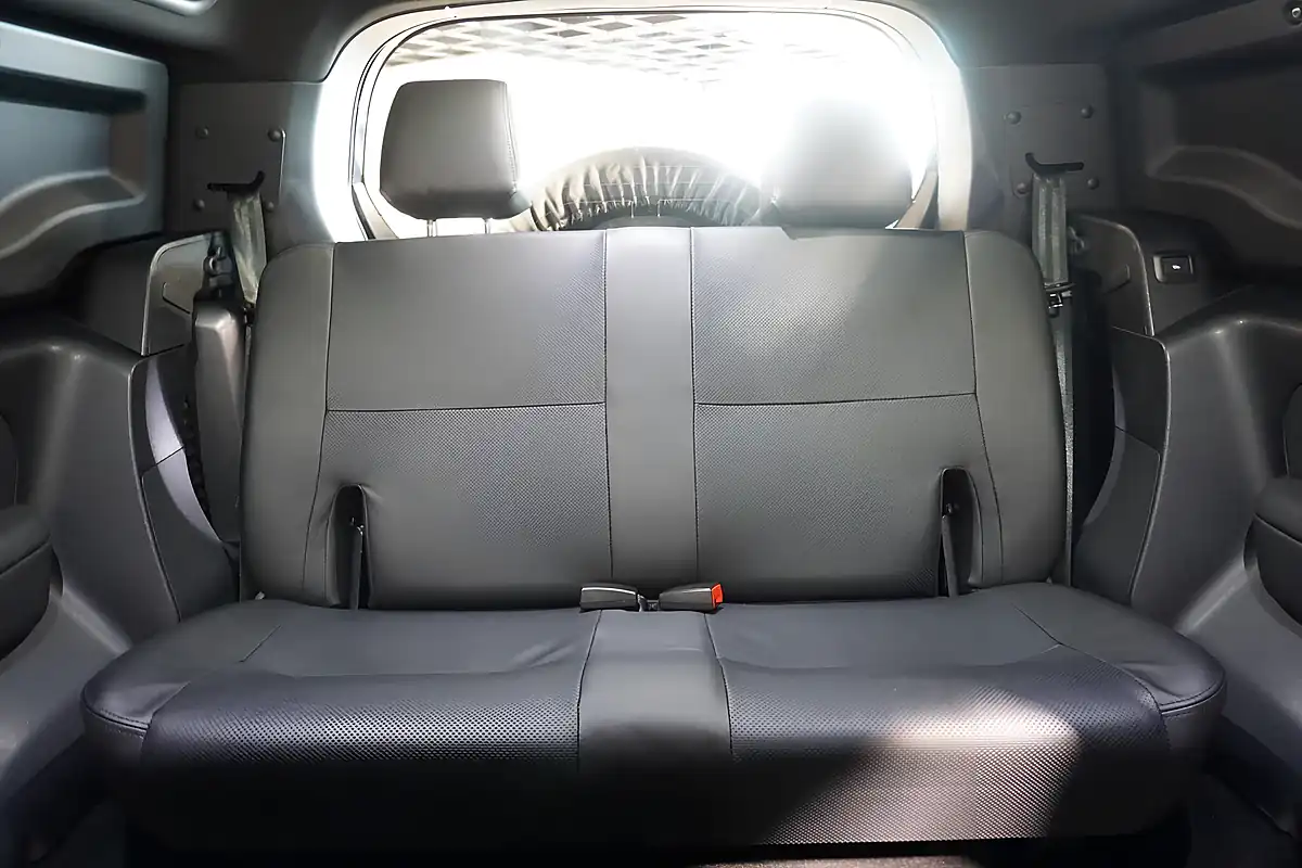 Used 2024 Land Rover Defender 90 X-Dynamic Hse Hard Top Carpathian Grey - Interior and Exterior details 8