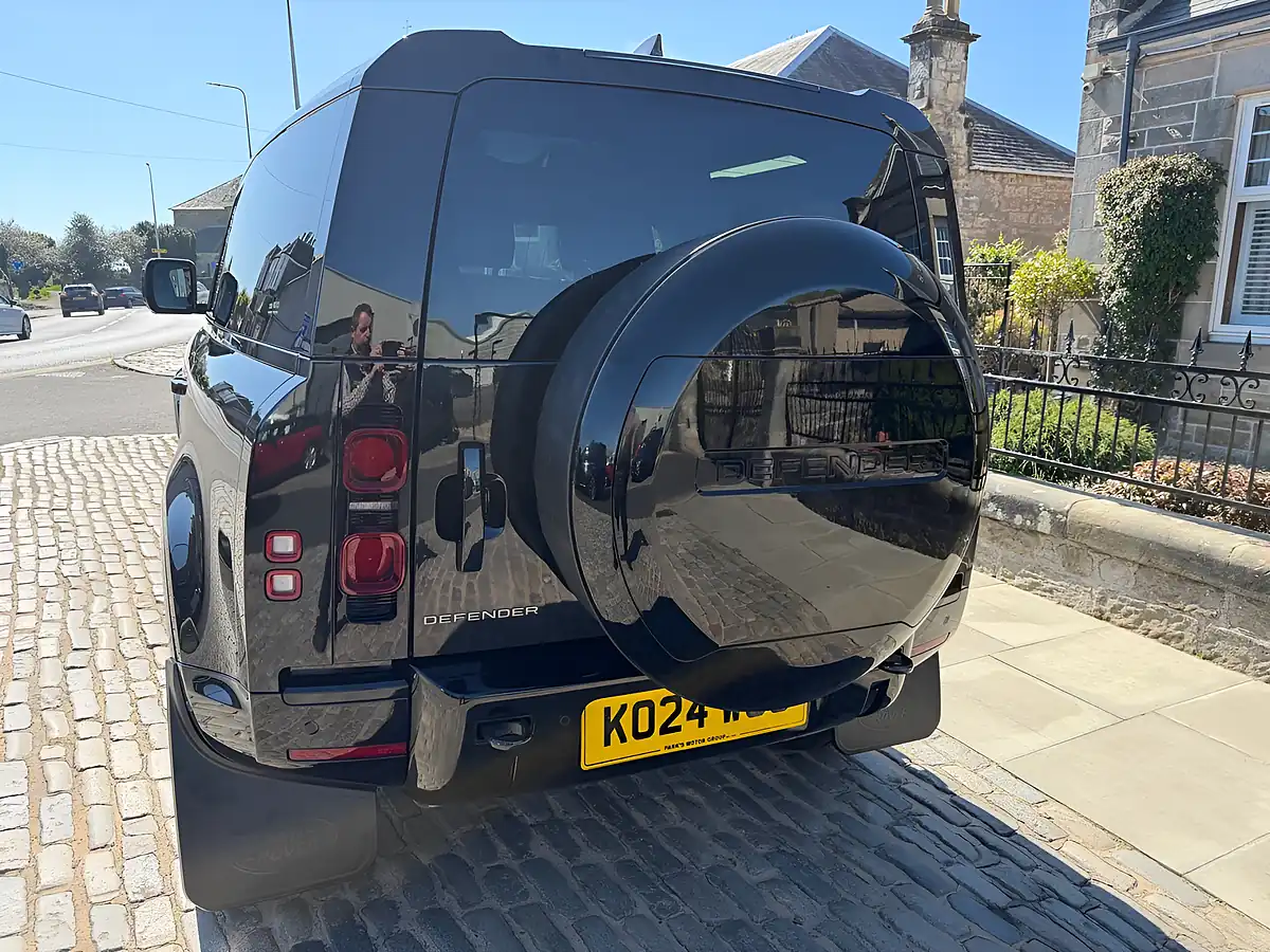 Used 2024 Land Rover Defender 90 X-Dynamic Hse Santorini Black - Interior and Exterior details 16