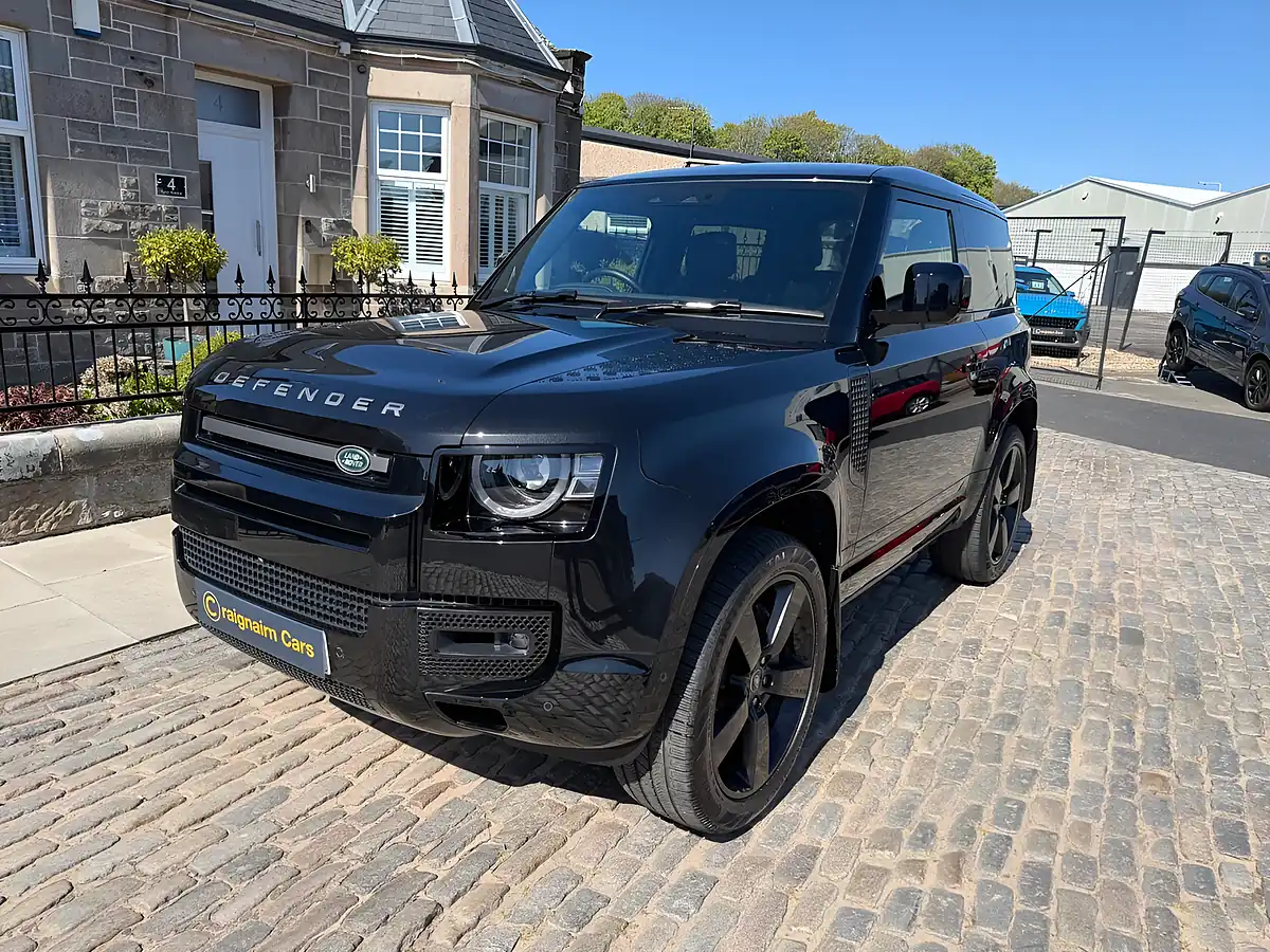 Used 2024 Land Rover Defender 90 X-Dynamic Hse Santorini Black - Interior and Exterior details 4