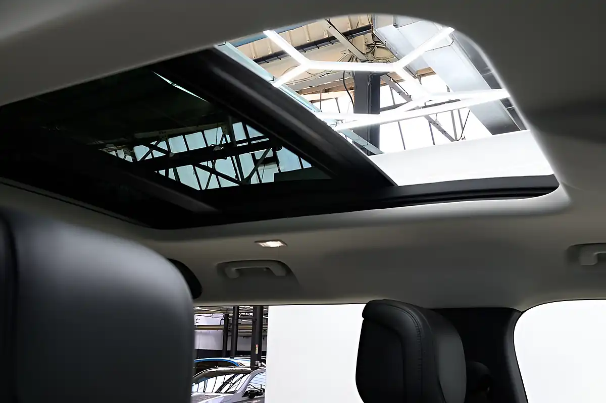 Used 2024 Land Rover Defender X-Dynamic Hse Black - Interior and Exterior details 12