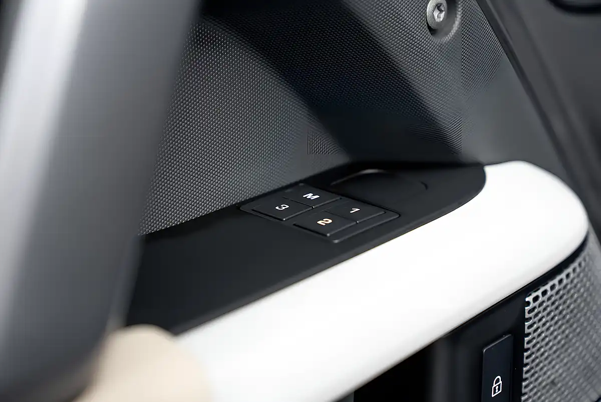 Used 2024 Land Rover Defender X-Dynamic Hse Grey - Interior and Exterior details 13