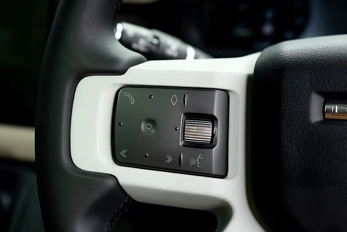 Used 2024 Land Rover Defender X-Dynamic Hse Grey - Interior and Exterior details 8