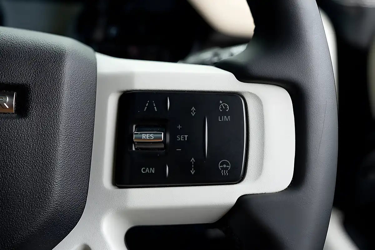Used 2024 Land Rover Defender X-Dynamic Hse Grey - Interior and Exterior details 9