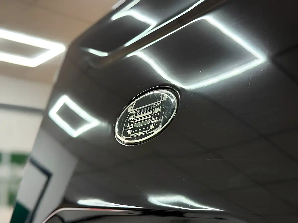 Used 2024 Land Rover Defender X-Dynamic Se 110 5dr Auto White - Interior and Exterior details 17