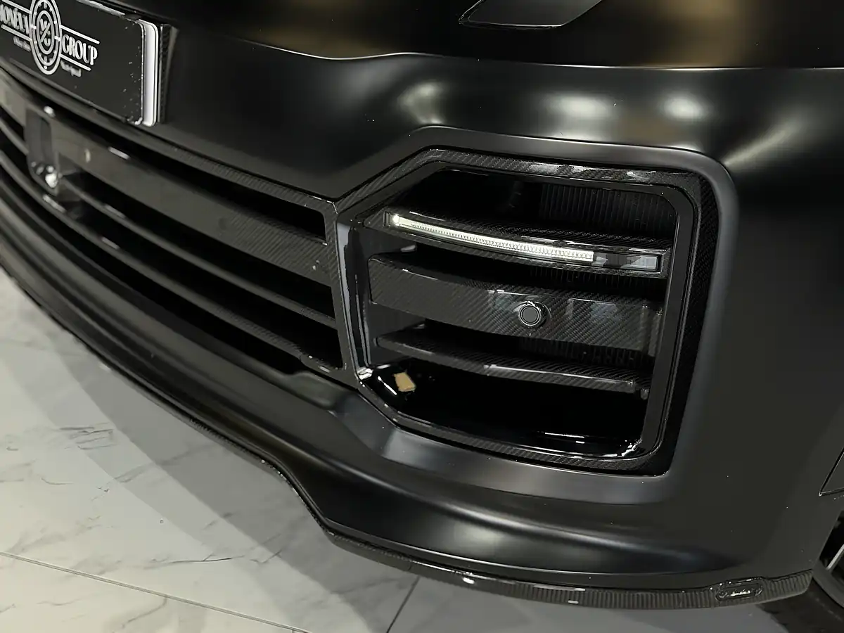 Used 2024 Land Rover Discovery Dynamic Hse Black - Interior and Exterior details 15