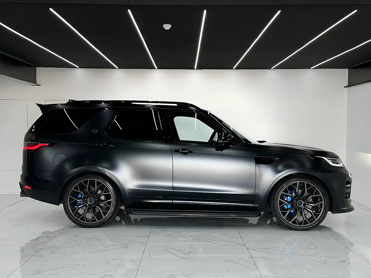 Used 2024 Land Rover Discovery Dynamic Hse Black - Interior and Exterior details 3