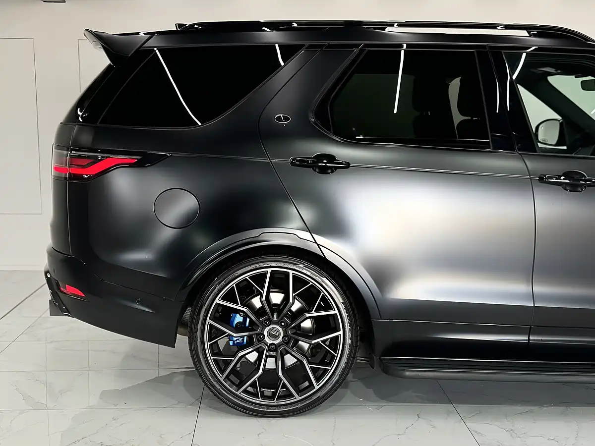 Used 2024 Land Rover Discovery Dynamic Hse Black - Interior and Exterior details 8