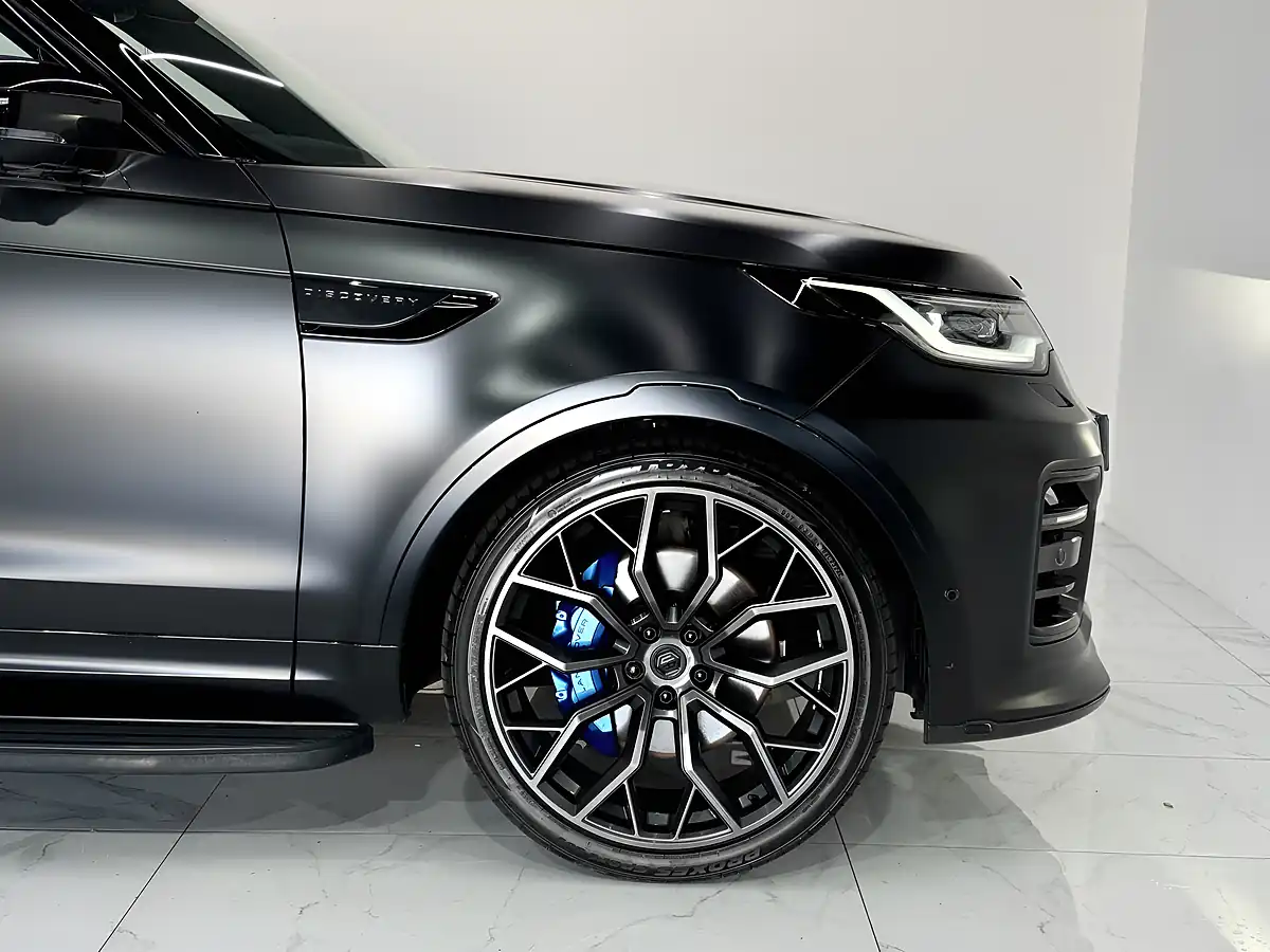 Used 2024 Land Rover Discovery Dynamic Hse Black - Interior and Exterior details 9