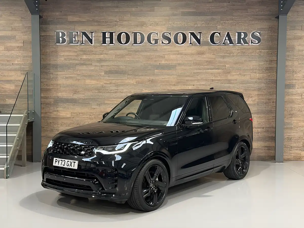 Used 2024 Land Rover Discovery Dynamic Hse Black - Front View