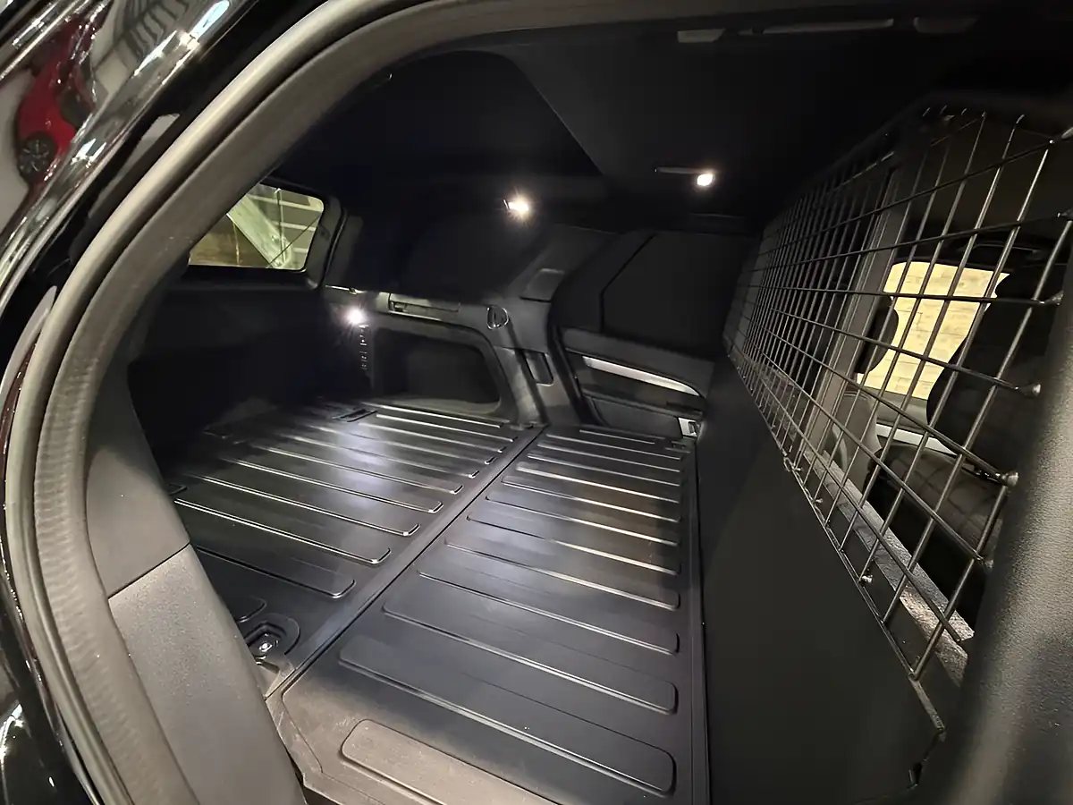Used 2024 Land Rover Discovery Dynamic Hse Black - Interior and Exterior details 12