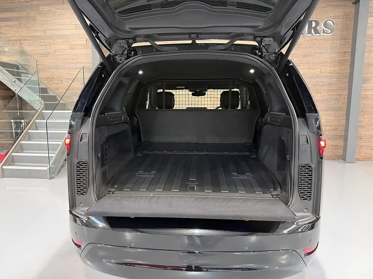 Used 2024 Land Rover Discovery Dynamic Hse Black - Interior and Exterior details 13