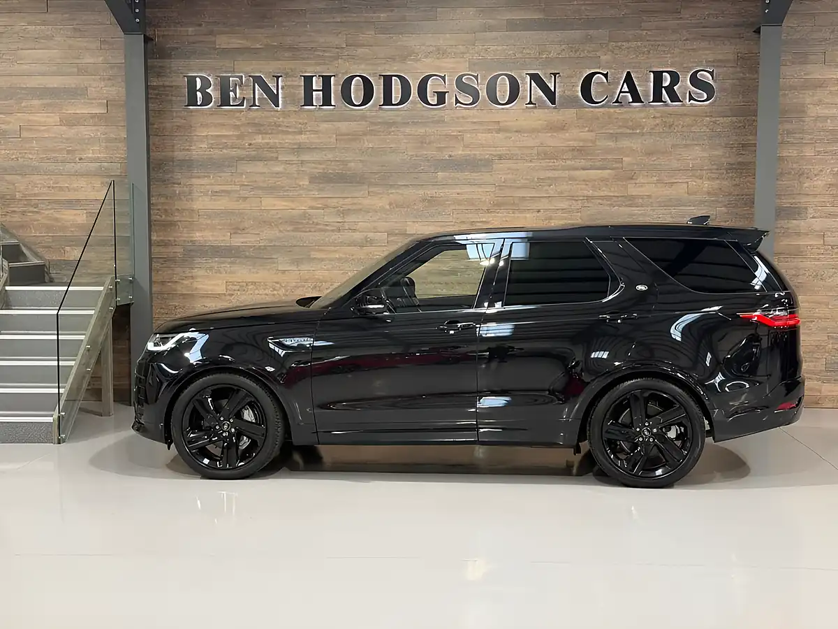 Used 2024 Land Rover Discovery Dynamic Hse Black - Interior and Exterior details 6