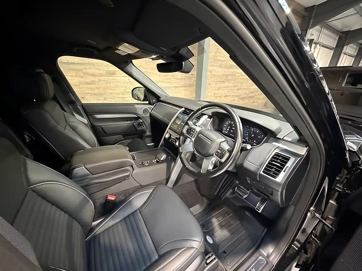 Used 2024 Land Rover Discovery Dynamic Hse Black - Interior and Exterior details 7
