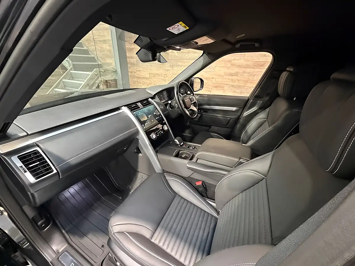 Used 2024 Land Rover Discovery Dynamic Hse Black - Interior and Exterior details 9