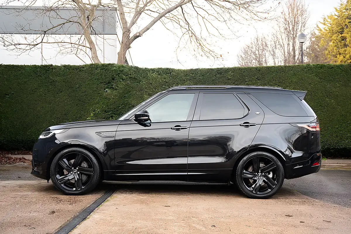 Used 2024 Land Rover Discovery Dynamic Hse Black - Interior and Exterior details 10