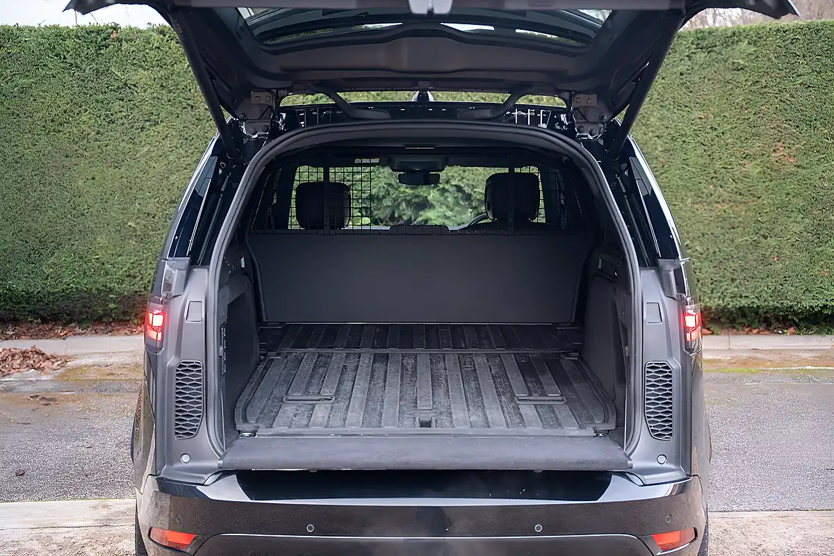 Used 2024 Land Rover Discovery Dynamic Hse Black - Interior and Exterior details 13